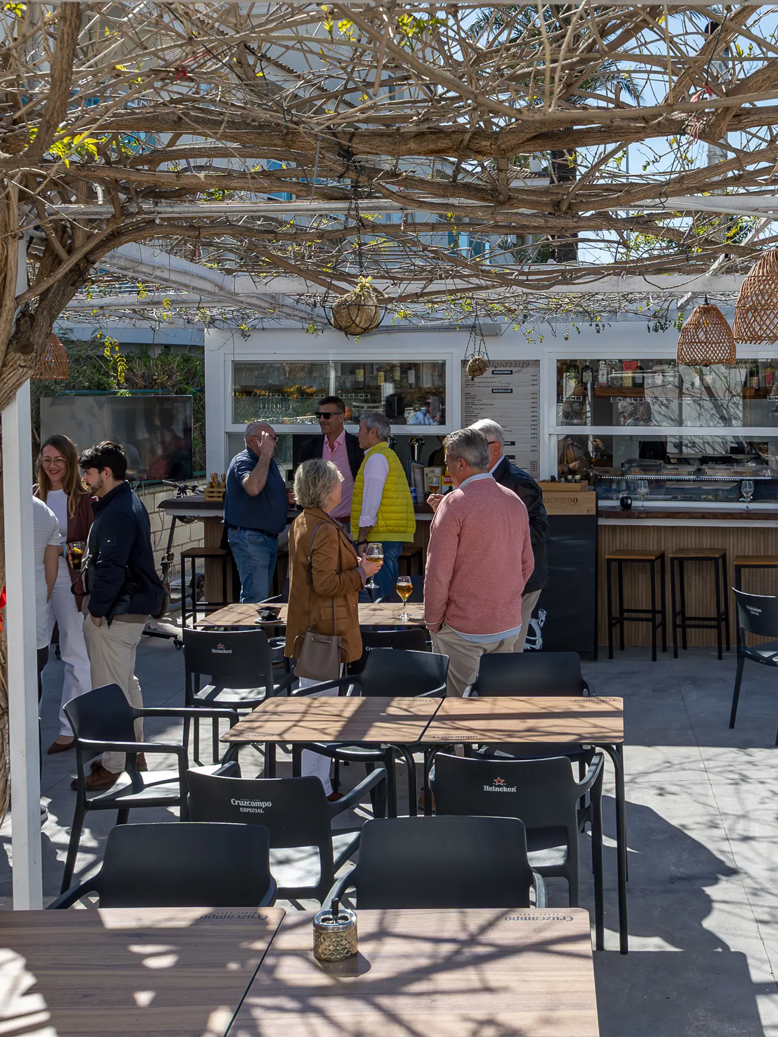 Mesas en la terraza de El Chiringuito, La Posada